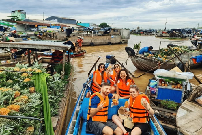 The bustling atmosphere of the morning at the floating market